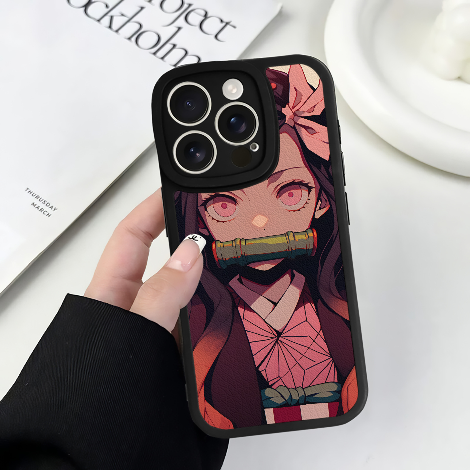 （画像用） 鬼滅の刃（きめつのやいば）竈門 禰󠄀豆子／かまど ねずこ Kamado Nezuko 【iPhone 16シリーズ対応】シリコンスマホケース（レザー調） 材質：シリコン